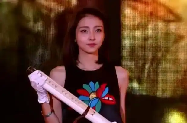 再看看她14年她在《天天向上》节目中的画面↓一张自然一点的图↓不过