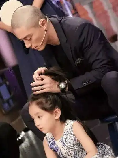 林心如曝女儿遗传霍建华好基因皮肤白皙有酒窝演技好会装哭