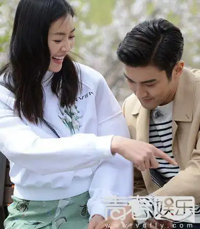 刘雯现身崔始源演唱会不简单justforu细节曝光信息量巨大