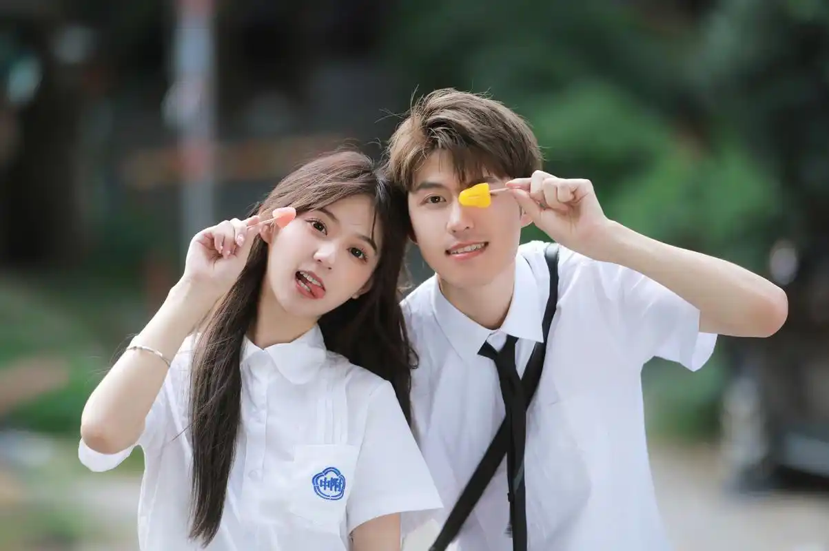 情侣写真|附中校服|这样拍情侣照也太甜啦 懂你奇奇怪怪 陪你可可爱爱