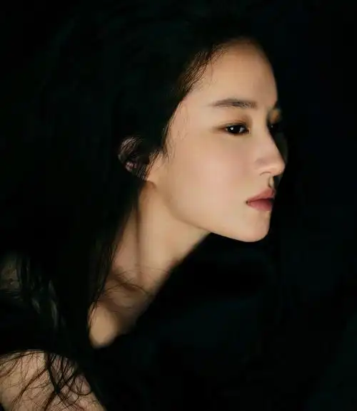 刘亦菲杂志封面大片酷飒高冷秒变御姐魅力可人