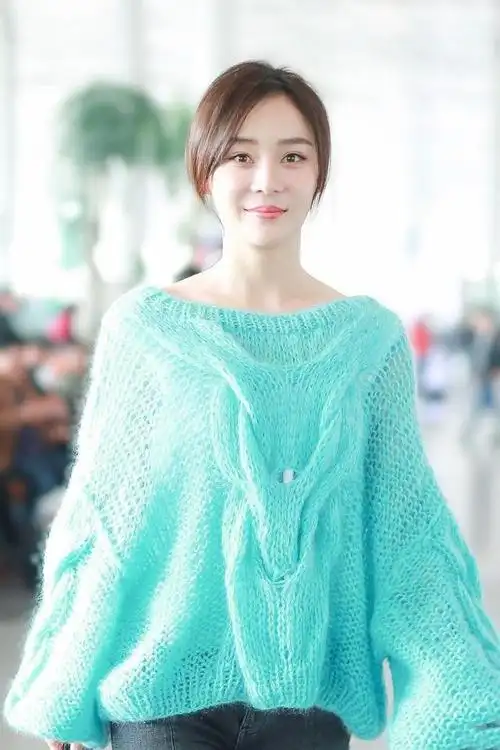 袁姗姗这样穿真甜美糖果色针织衫好少女配牛仔裤腿太细了