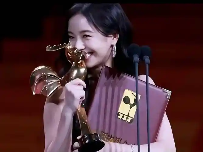 李庚希拿金鸡奖被大喊黑幕,后台被扒太强硬,网友:谁来都打不过