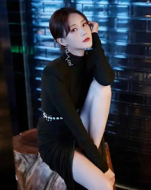 李一桐太大意了,穿裙子还把腿抬得那么高,真是艺高人胆大!