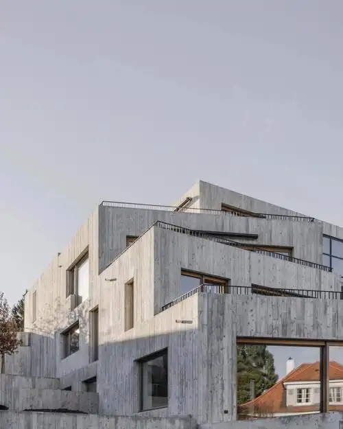 将相对分散的组合体块代替了单一的建筑住宅形式,给每家每户都提供了