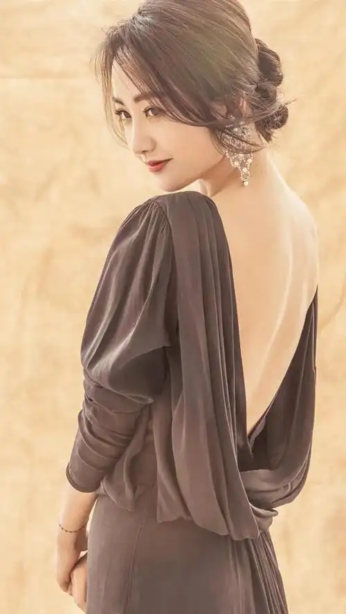 每逢提起杨蓉,很多人最先想起的不是她的容貌,而是其傲人丰满的身材.