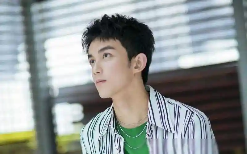 总的来说,吴磊不仅是一位优秀的演员,更是一个有担当,有责任,有爱心的