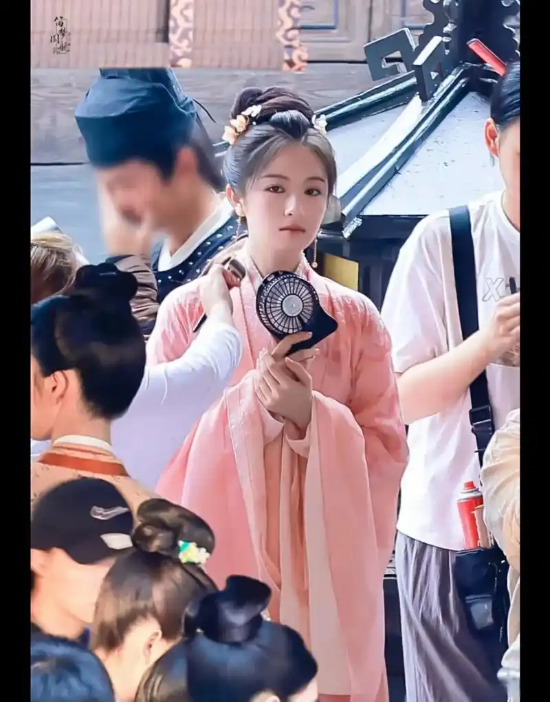 李兰迪新剧《流水迢迢》路透图,粉粉嫩嫩的好漂亮