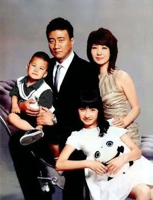 52岁硬汉胡军家庭显赫父母都是艺术家今婚姻美满儿女双全