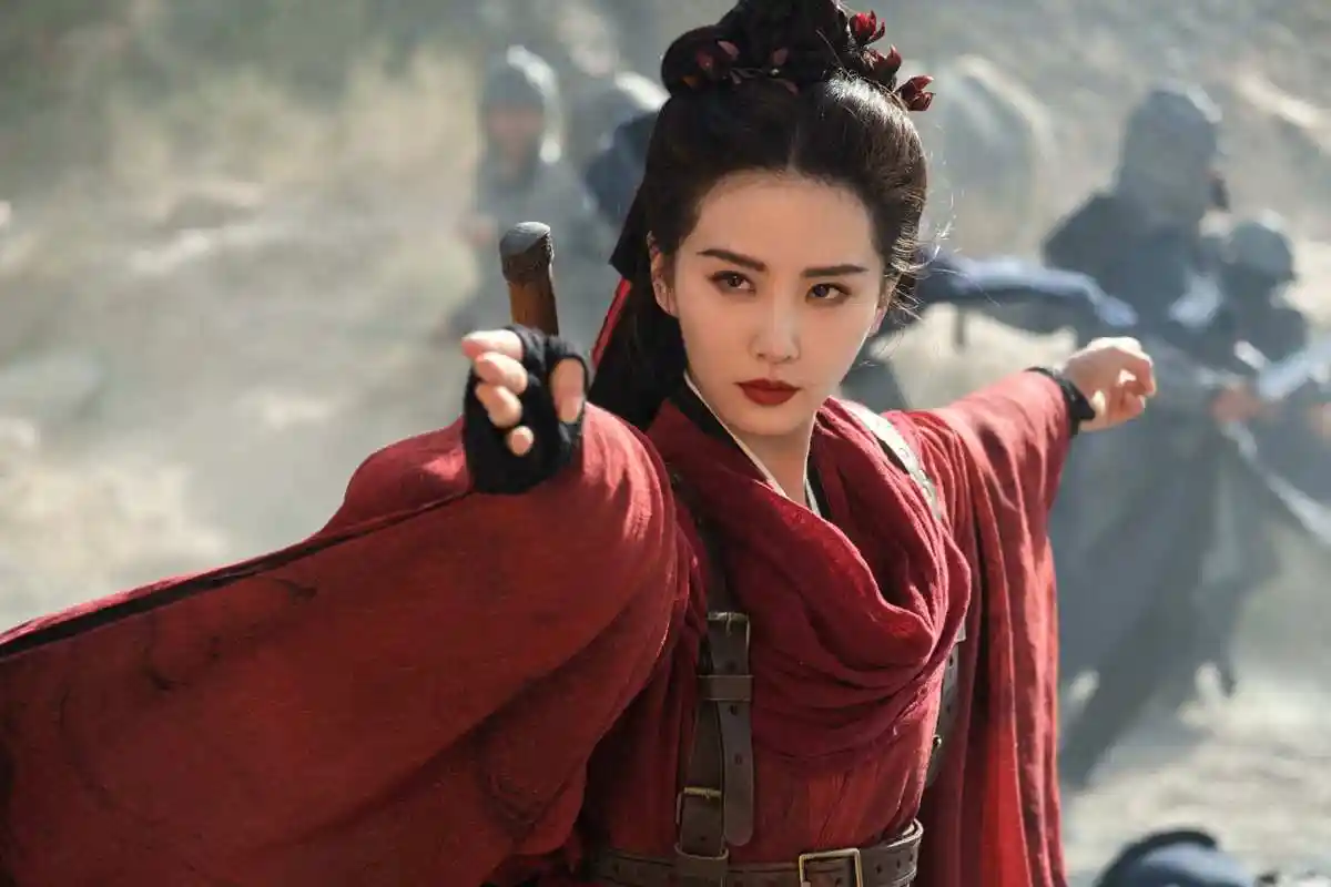 刘诗诗古装侠女造型亮相 红衣长袍 手握长剑 眼神冷冽酷飒有型