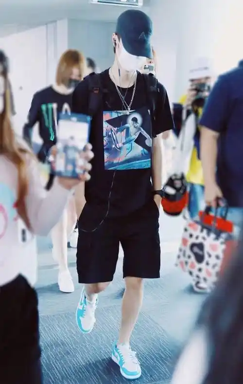 只知道穿小白鞋?不如学学王一博穿百搭"耐克天空蓝",巨时髦!