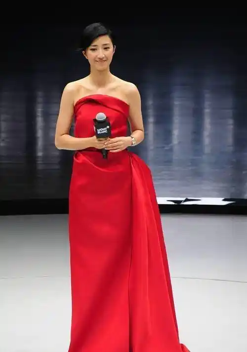 原创桂纶镁的气质越来越美了穿红色裙子秀好身材无修图显黑也不丑