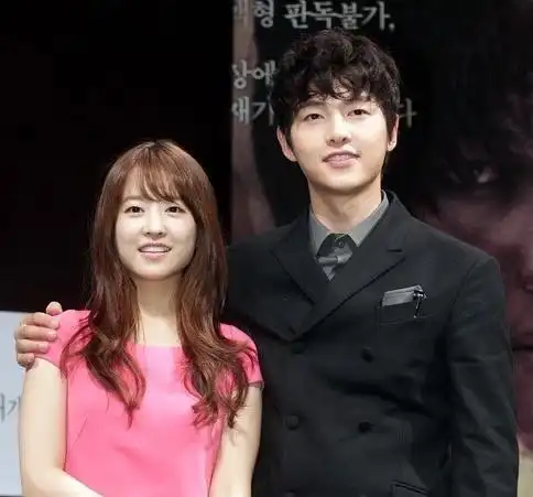 图宋仲基朴宝英聊新片宋仲基难忘四肢爬行拍摄花絮