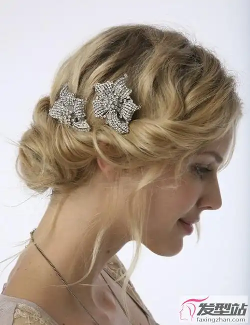 盘发发型优雅女生必备款,不管是参加婚礼,宴会等场合,盘个头发戴上