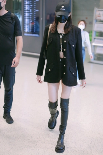 关晓彤身材好真敢穿,这骑士靴一般人不敢尝试,她却凹出电线腿