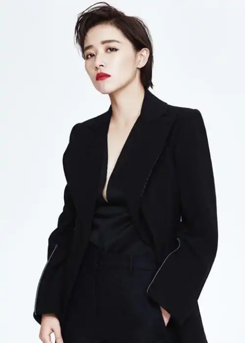阚清子西装红唇写真,明艳动人,率性独特
