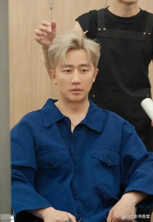 不拍戏就"消失"的黄轩,已经走上了男演员的另一条大道