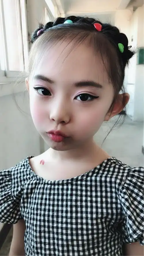 为了庆祝六一儿童节,大宝早早的起床,开始化妆,梳头发,美美的一天开始