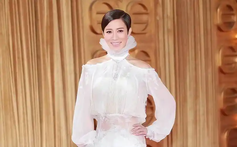 佘诗曼美得真高调穿薄纱裙还露出美肩短发看着挺霸气的