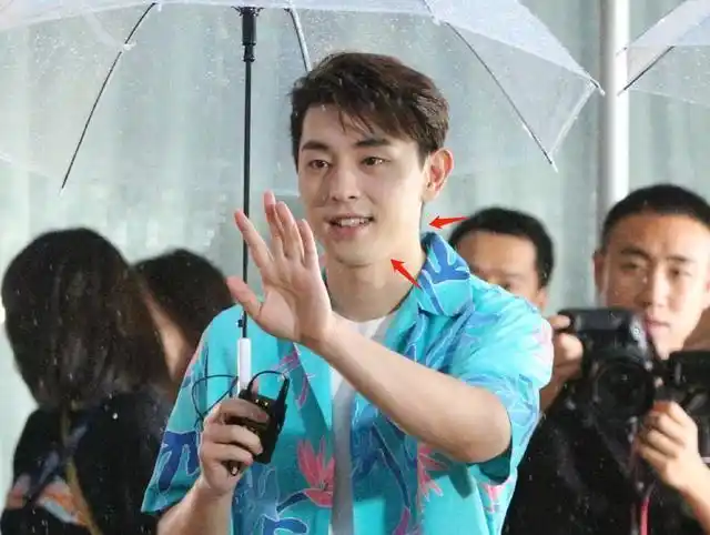 邓伦海滩风造型出席活动生图暴露真实颜值与精修图胖若两人