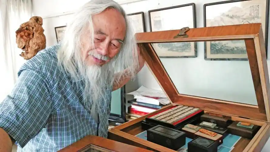 成都八旬微雕大师毫厘间雕刻大千世界