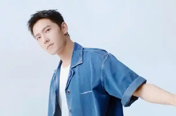 收手吧杨洋!别再侮辱观众眼睛了,33岁装酷又油腻,雷人