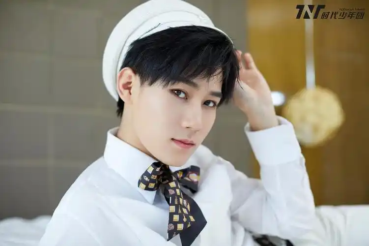 婆媳携手冲刺楼|夏日少年派上线,帅气张真源,自信阳光好少.