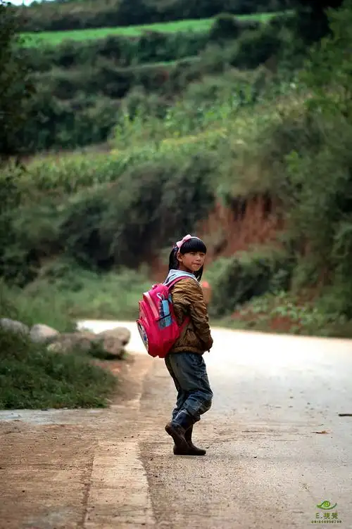 乡村学校放学后,走路回家的女孩.