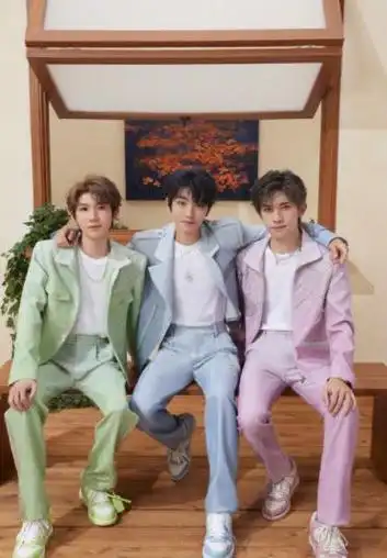 tfboys官博晒出三小只的背影照,依旧那么熟悉