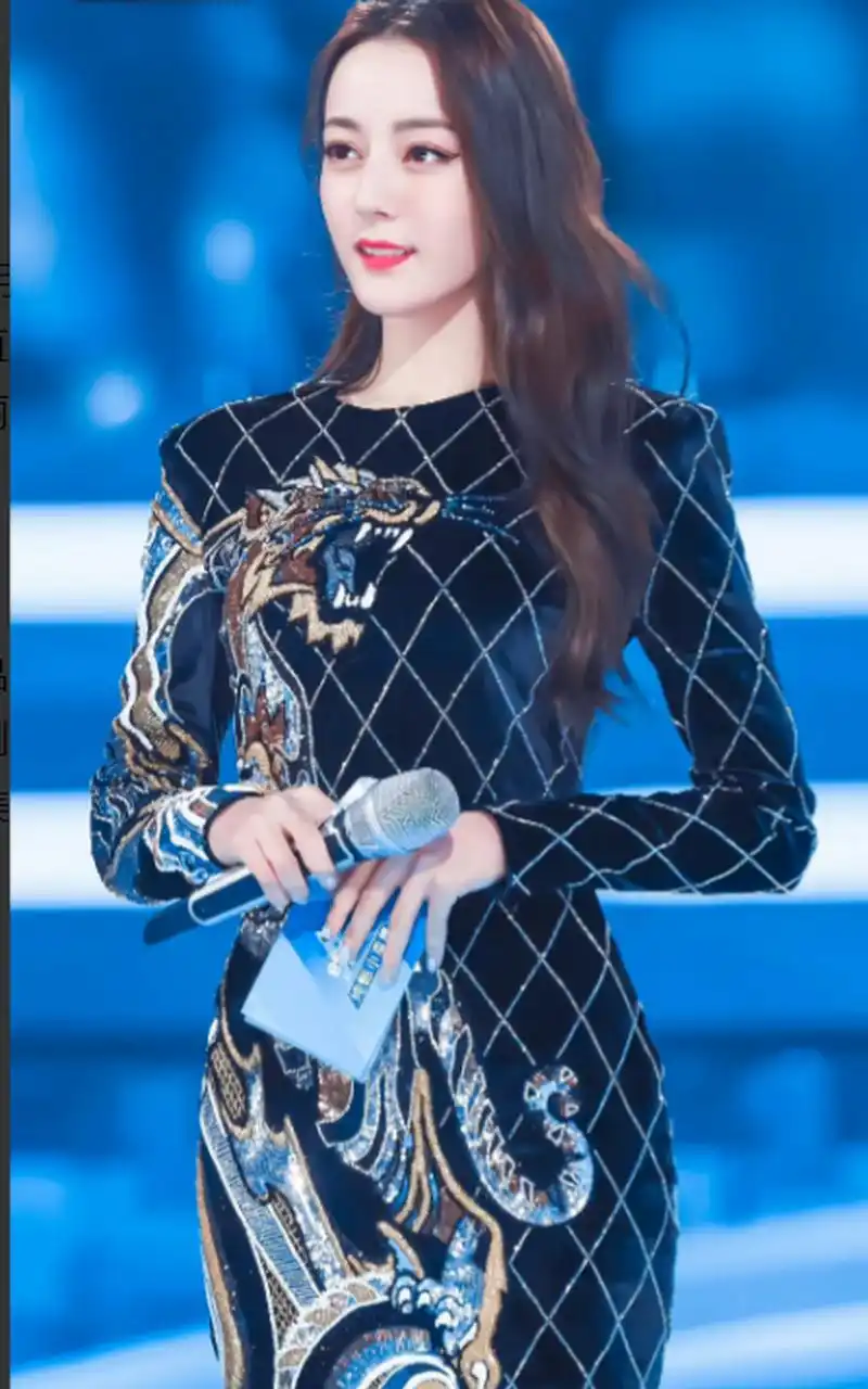 迪丽热巴身高168cm,在娱乐圈的女明星中这样的身高算不上太高,但是