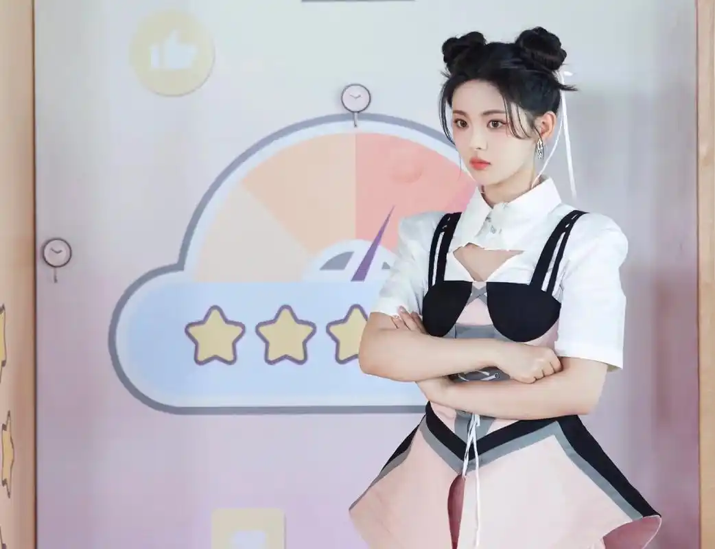 杨超越的一组夏日美照曝光,她身穿白色背心搭配牛仔裤清爽又明媚 - 抖