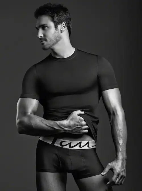 像巴西男模 julio capeletti 这种身材,穿衣服根本就是罪过