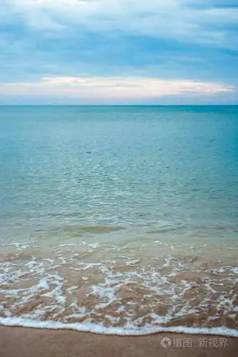 金沙和绿松石海水. 海洋海岸线,美丽的软沙和平静的波浪.