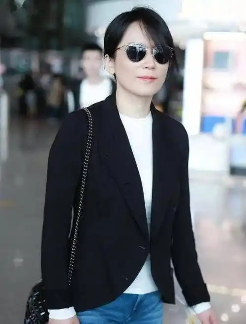 俞飞鸿又穿黑色西装走机场,换了一条裤子,气质就减龄了_女神_时尚