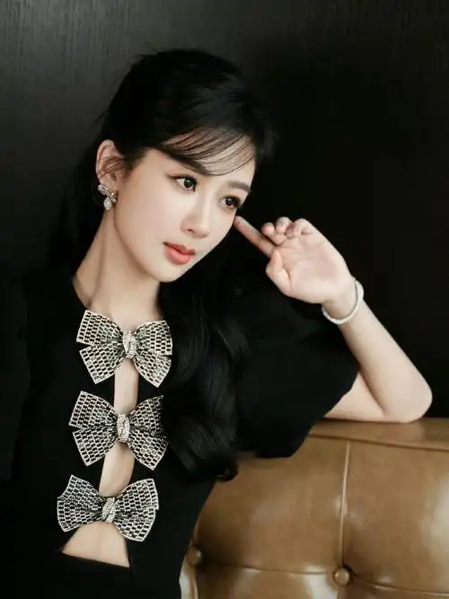 杨紫最新活动美照穿镂空黑裙又瘦又美甜辣造型好惊艳
