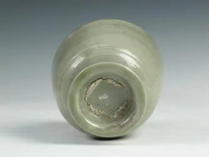 北宋越窑青瓷刻花朵云纹瓷器杯子