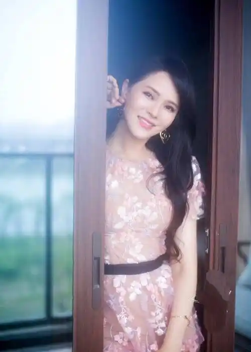 原创52岁伊能静魅力太强厚重刘海配时尚露腰上衣时尚又迷人