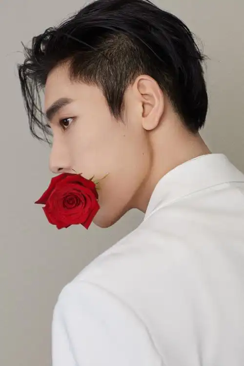 王子异纯白西装儒雅帅气写真