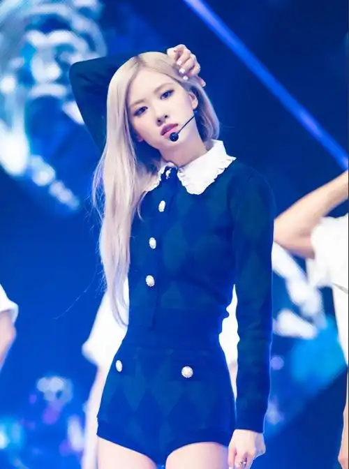 自从她出道以来,朴彩英就因独特的音色上热搜,她在2016年参加蒙面歌王