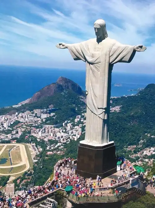 耶稣雕像高三十米 宽二十八米,建在高714米的山顶上,是里约热内卢城市