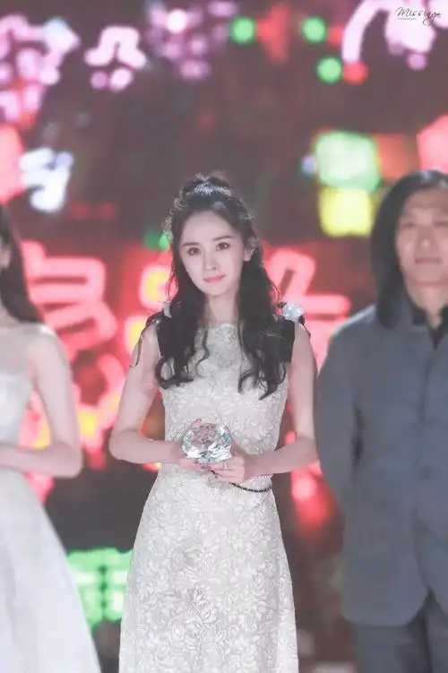 191228腾讯星光大赏in北京 cr missing_杨幂个站