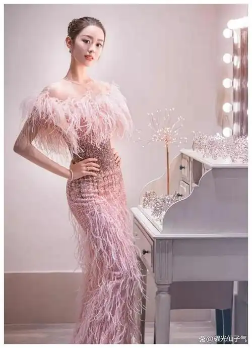 "完美女神"是假的!外八腿,胯宽腿粗,全身照揭穿「人间真相」