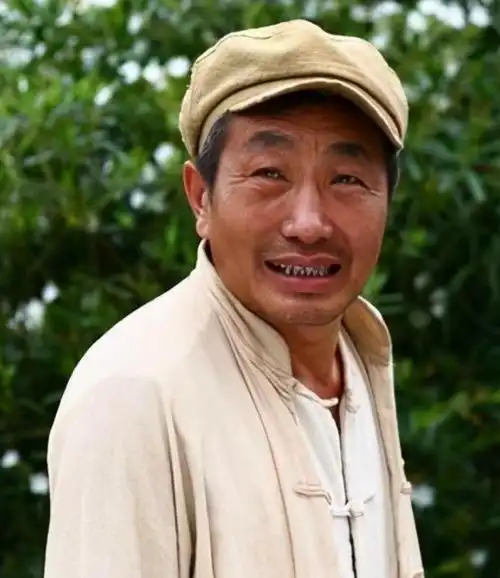 老戏骨杜源:娶4岁就认识的女孩,38年0绯闻,成为最痴情的男演员