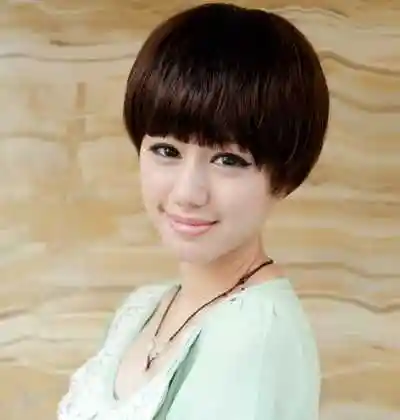 流行的沙宣短中发烫发发型