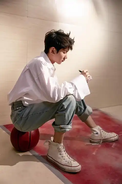 王源白衬衫素颜照