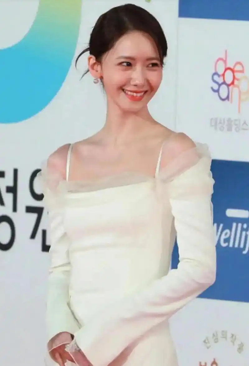 林允儿一袭白色礼服裙出席活动,优雅大气,笑的很开心