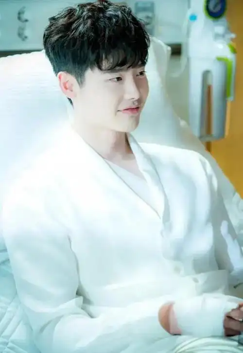 李钟硕新形象引争议鼻子尖挺脸型升级网友还我原来欧巴