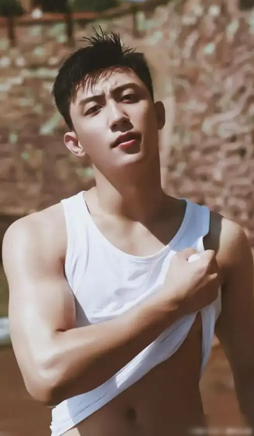 元宵节黄景瑜因为体重荣登热搜180斤肌肉罢了谁不爱肌肉男