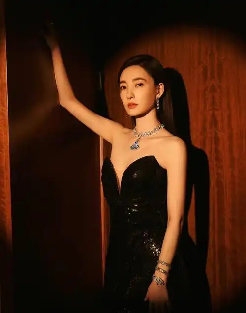 女明星黑色深v礼服合集,王丽坤人间富贵花,白鹿真没想到|佟丽娅|柳岩|