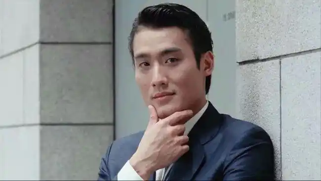 演员梁家辉充满意外的人生经历